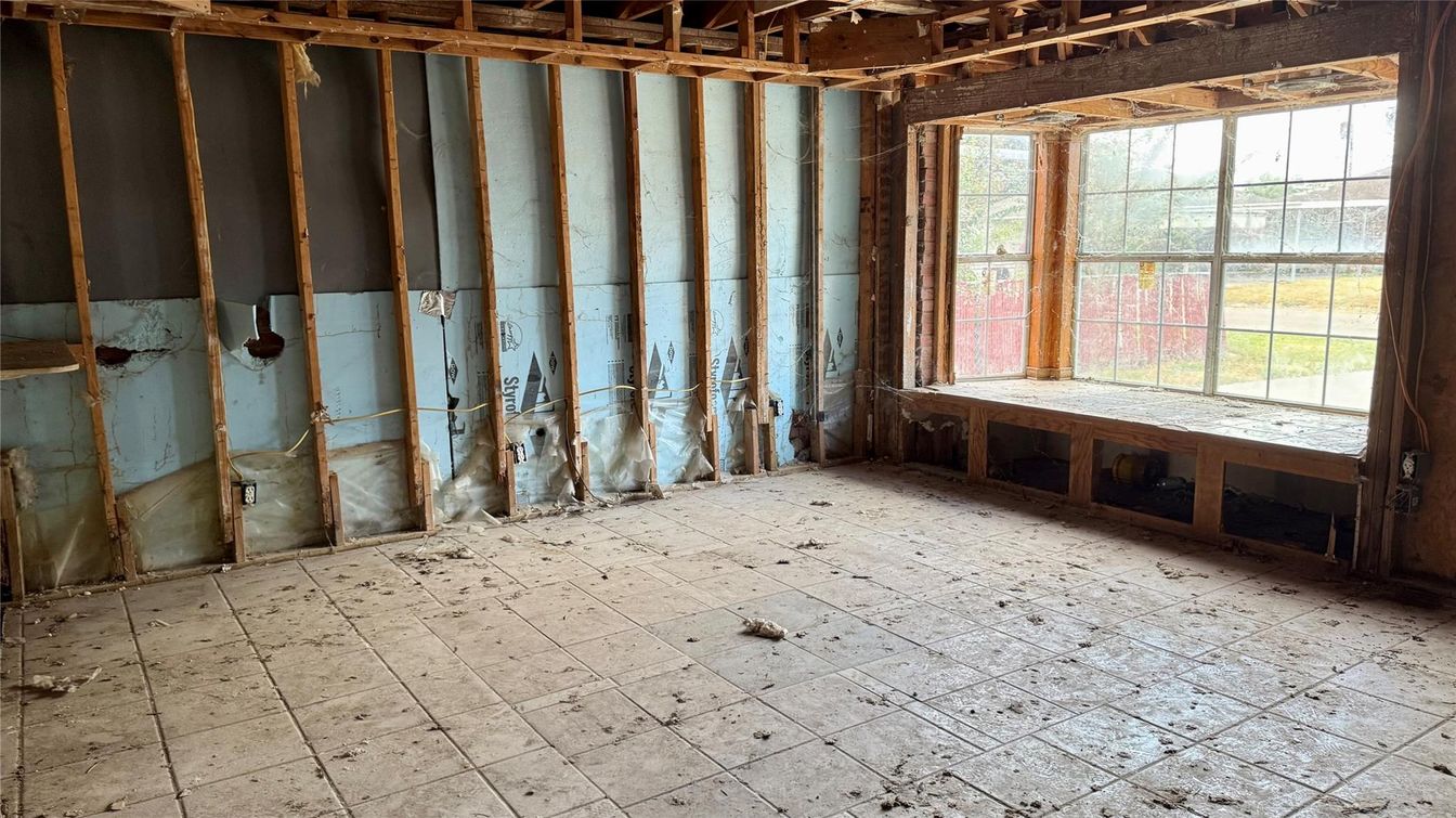 Empty room, Interior