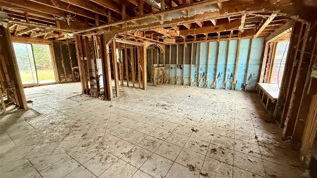 Empty room, Interior, Wooden Beams