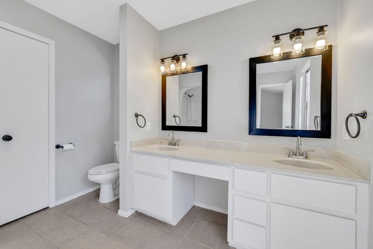 Bathroom, Dual Sink Vanities, Interior