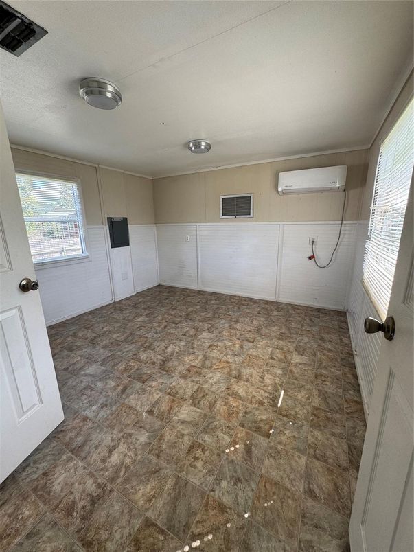 Empty room, Interior