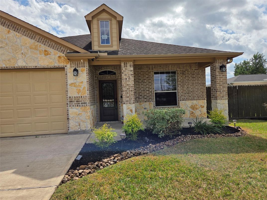 Attached, Exterior, Facade, Brick Facade, Ranch