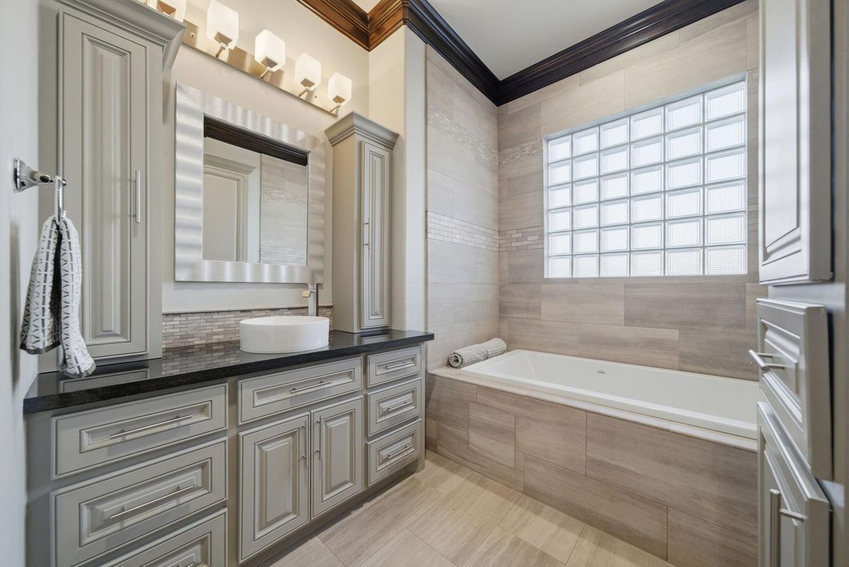 Bathroom, Dual Sink Vanities, Interior