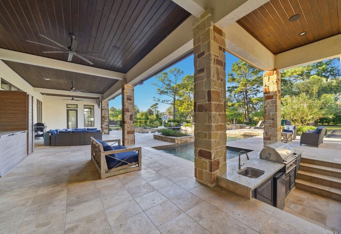 Exterior, Outdoor Kitchen, Pool