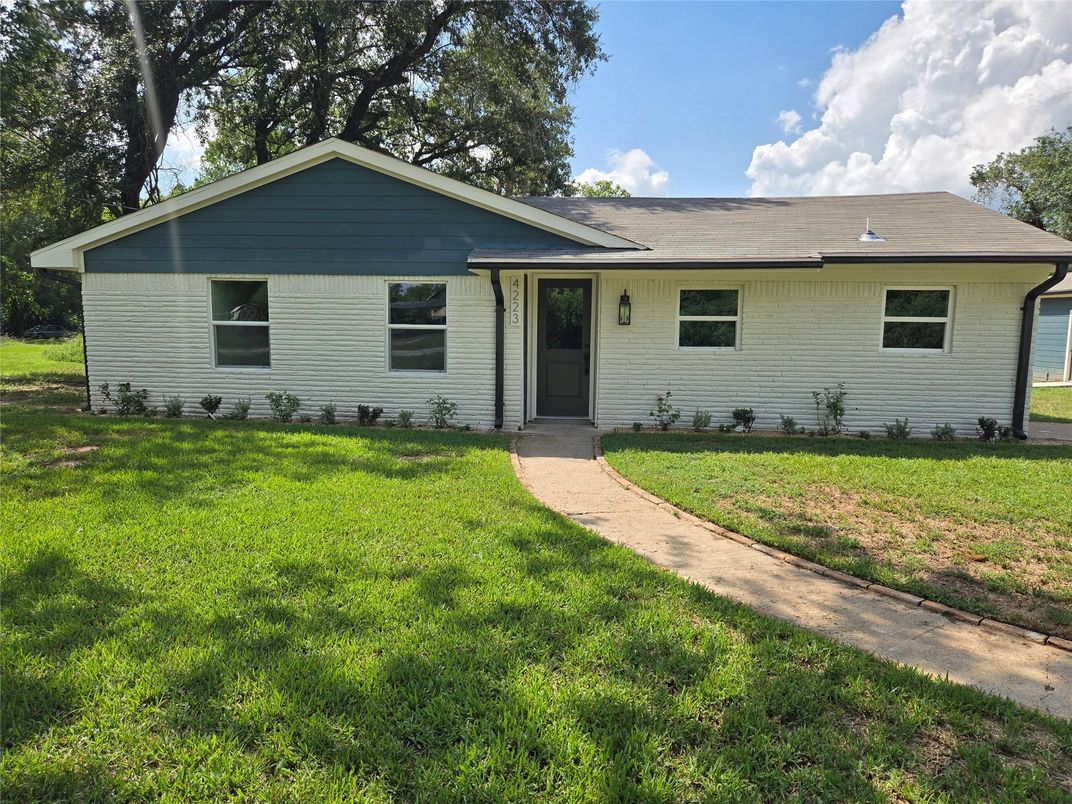 Backyard, Exterior, Facade, Ranch