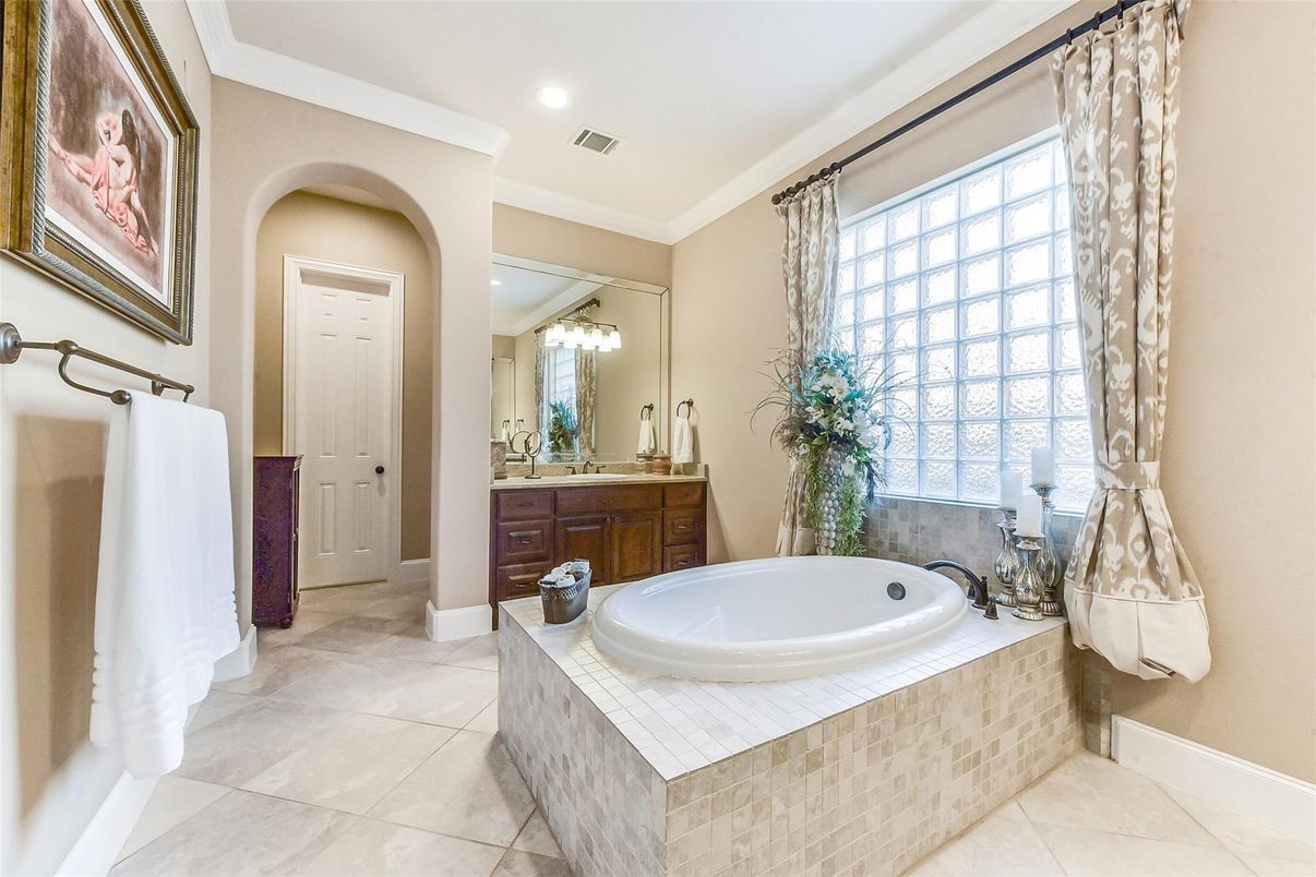 Bathroom, Interior, Recessed Lighting