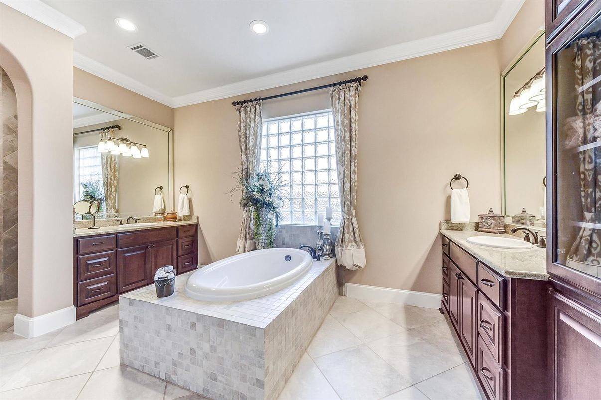 Bathroom, Dual Sink Vanities, Interior, Recessed Lighting
