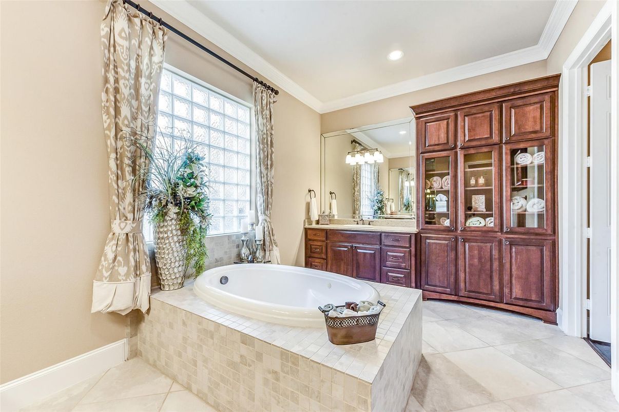 Bathroom, Interior, Recessed Lighting