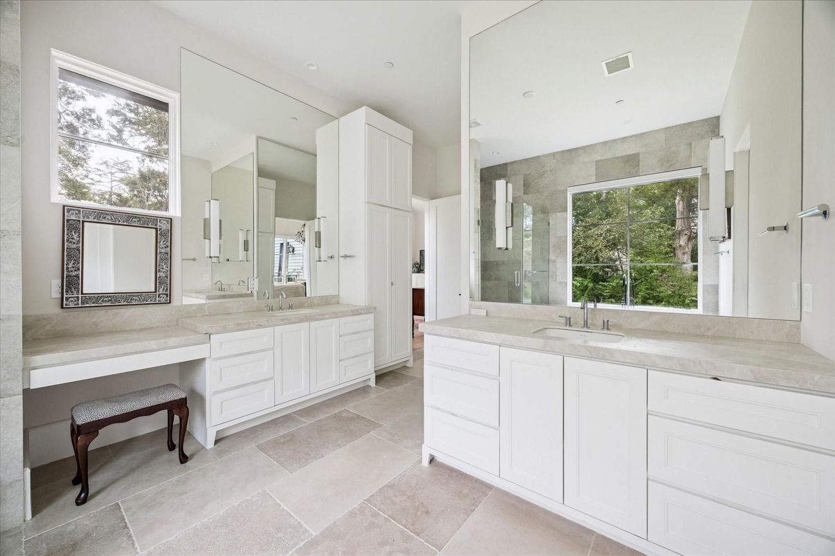Bathroom, Dual Sink Vanities, Interior, Recessed Lighting