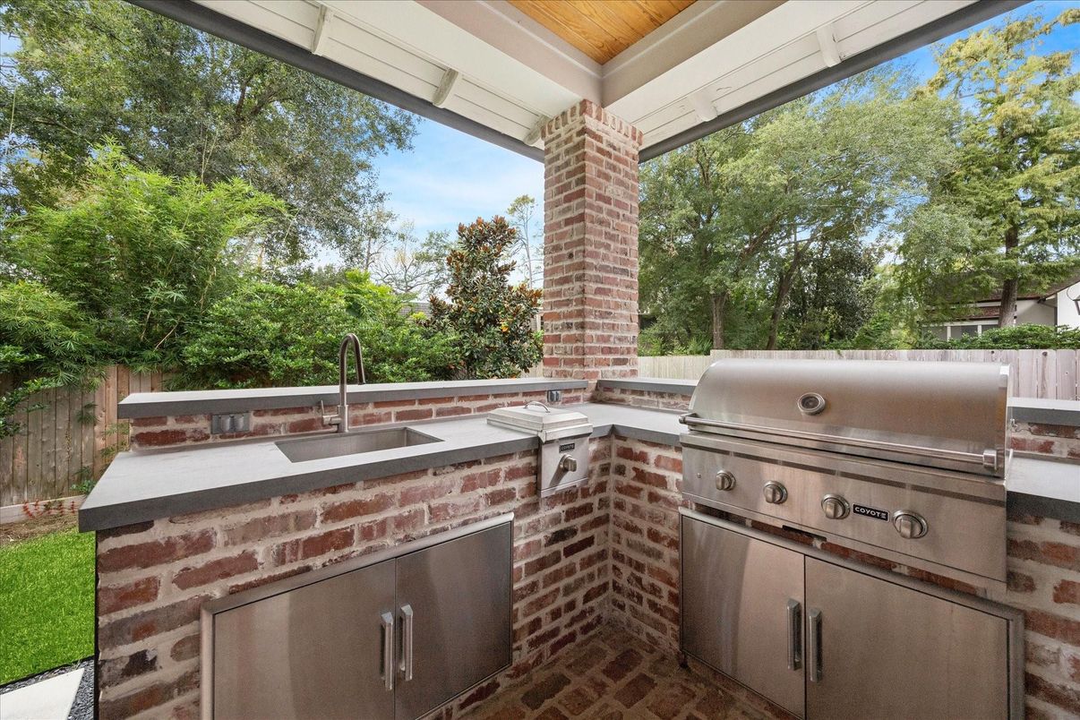 Exterior, Outdoor Kitchen