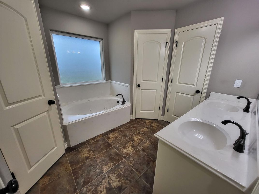 Bathroom, Dual Sink Vanities, Interior, Recessed Lighting, Water