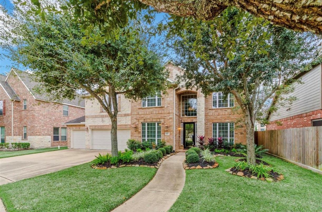 Attached, Backyard, Exterior, Facade, Brick Facade, Georgian