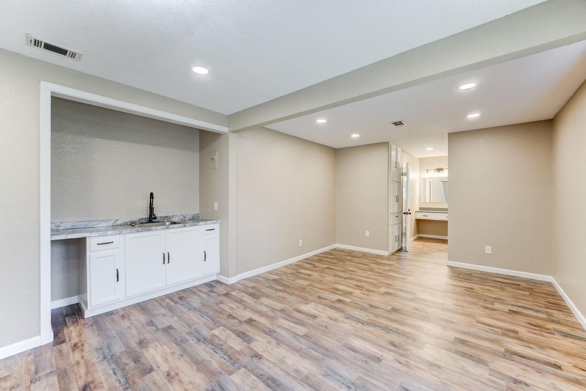 Empty room, Interior, Recessed Lighting, Wood Texture Flooring