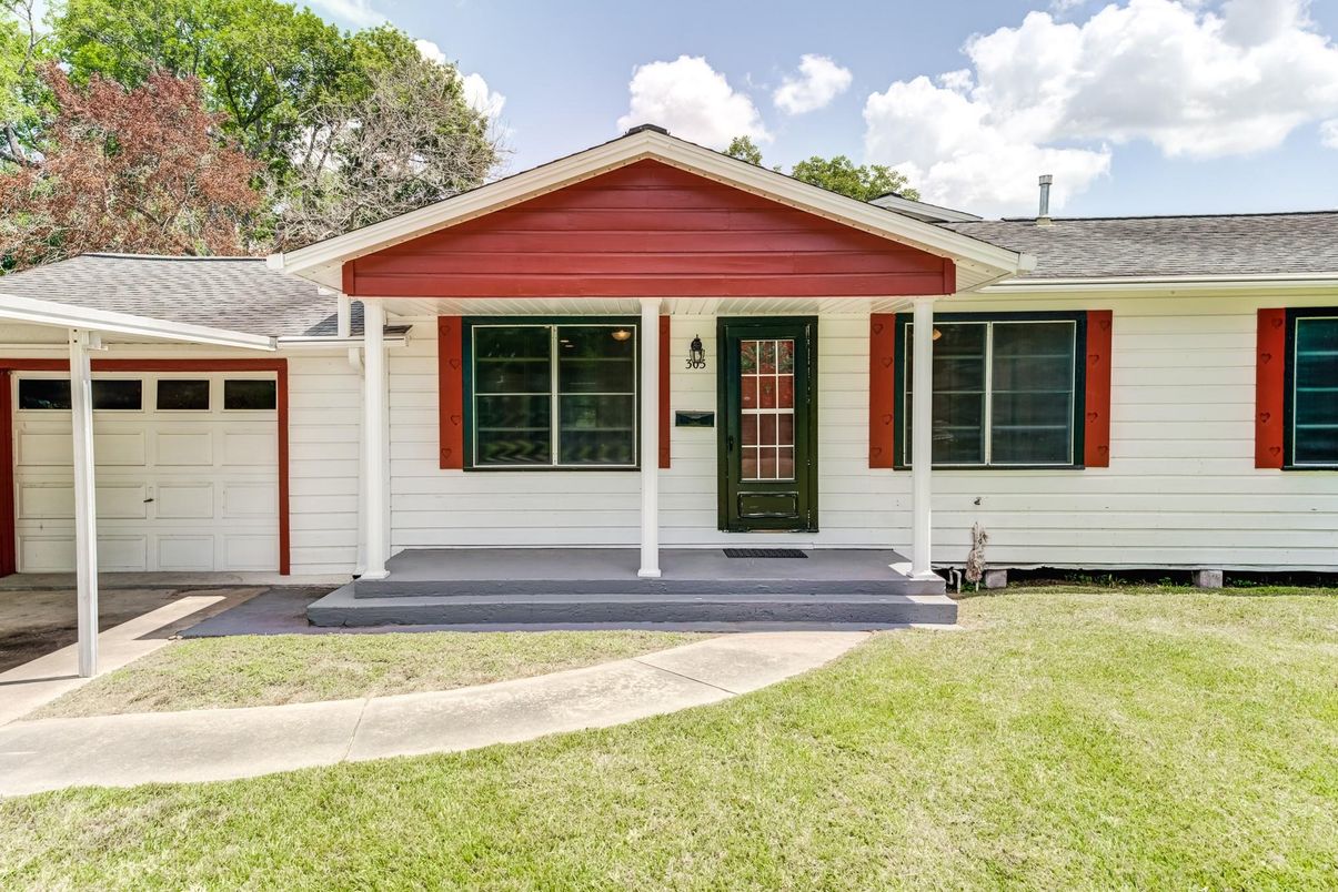 Attached, Exterior, Facade, Ranch