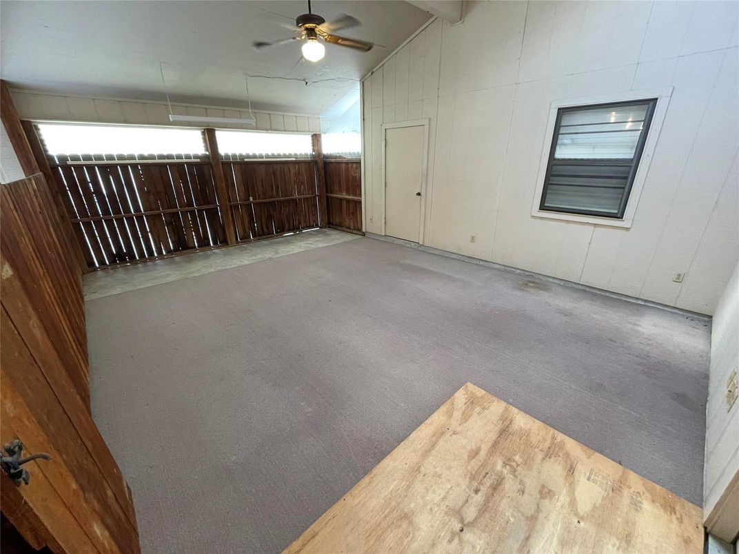 Empty room, Interior