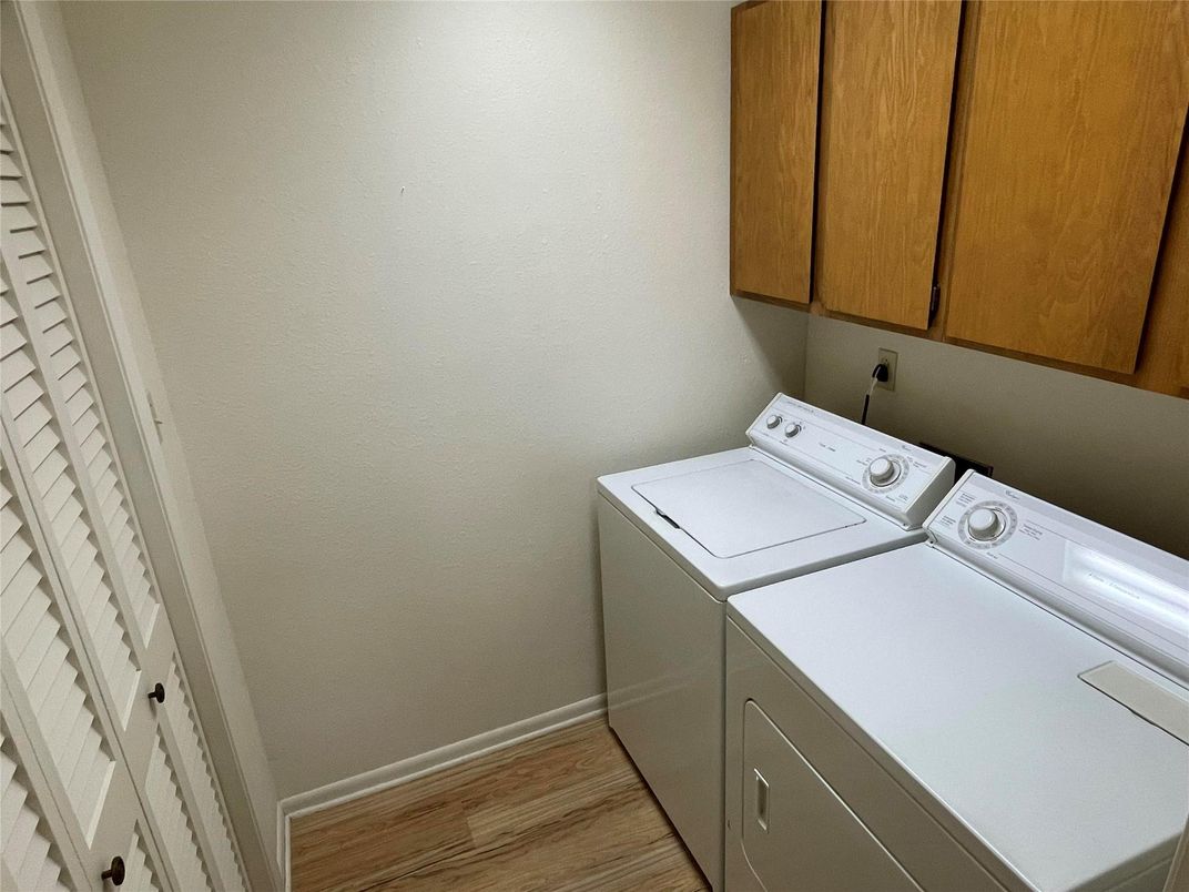 Interior, Washer, Wood Texture Flooring