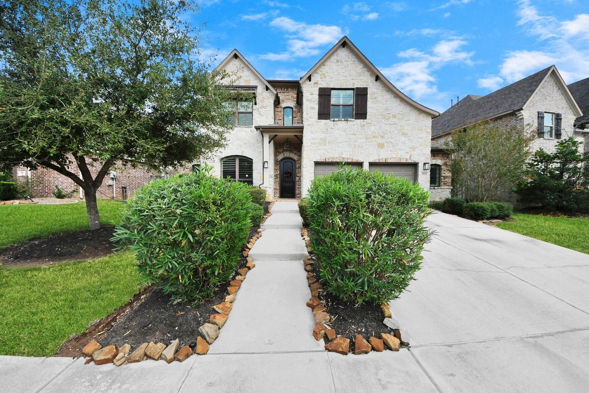 Attached, Exterior, Facade, Tudor Revival