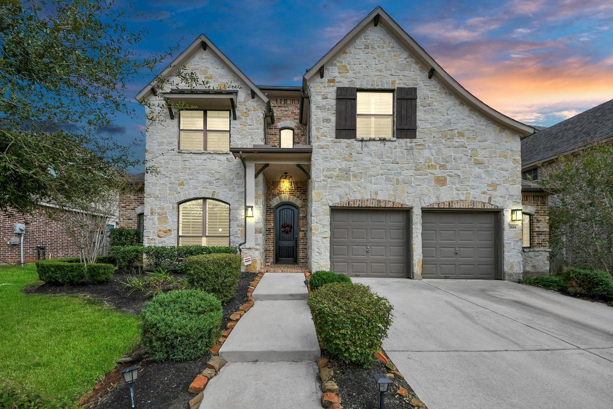 Attached, Exterior, Facade, Brick Traditional