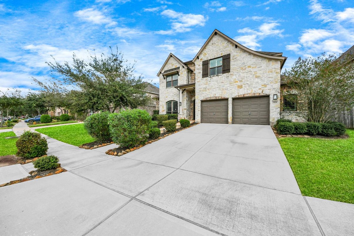 Attached, Exterior, Facade, Brick Traditional