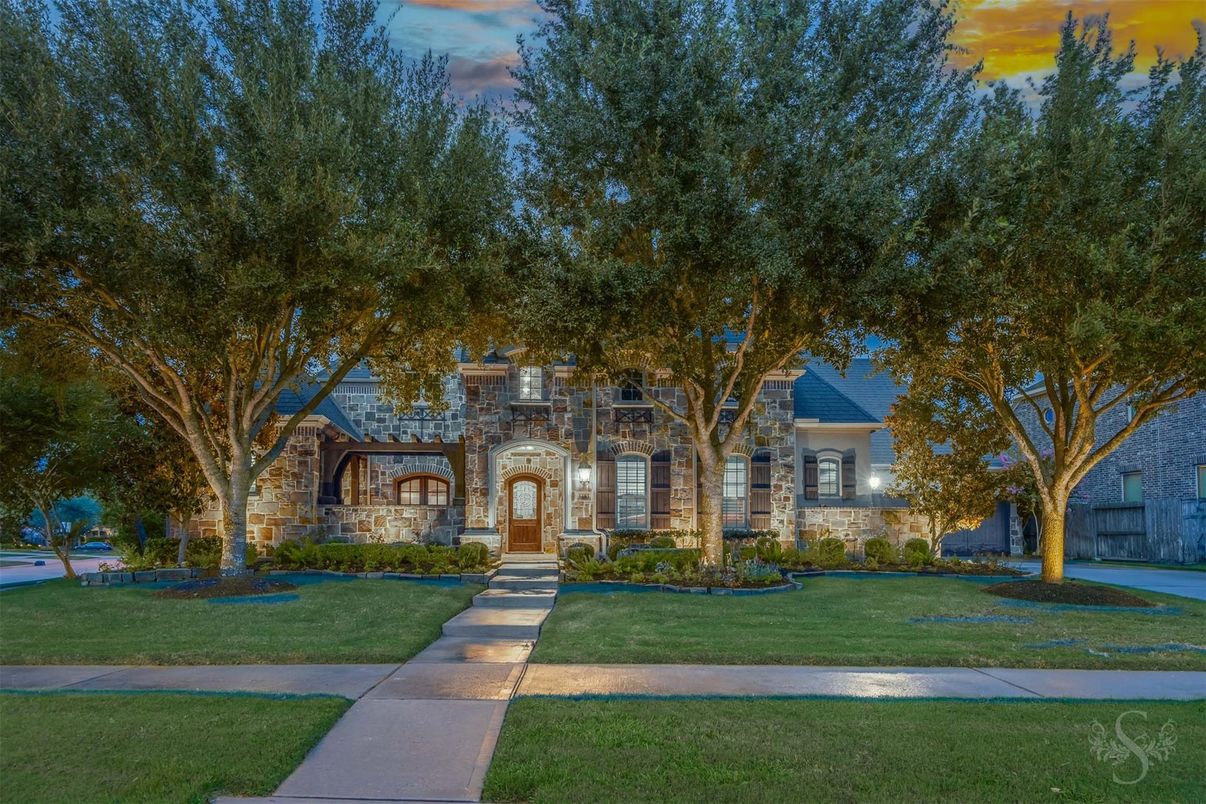 Exterior, Facade, French Provincial