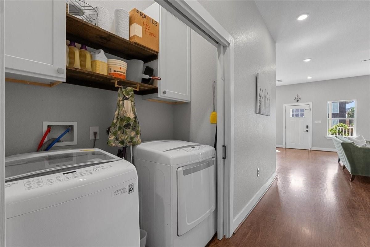 Interior, Recessed Lighting, Washer, Wood Texture Flooring