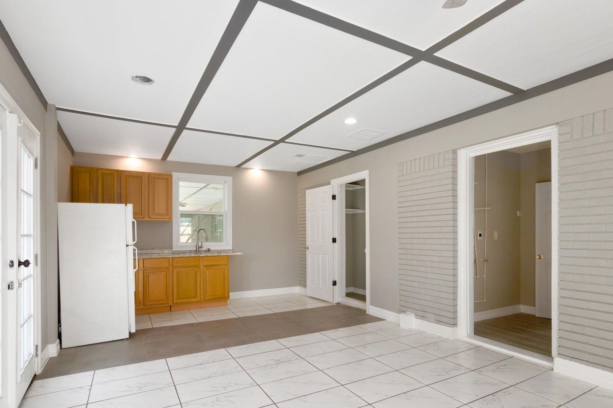 Bathroom, Empty room, Interior, Marble, Recessed Lighting