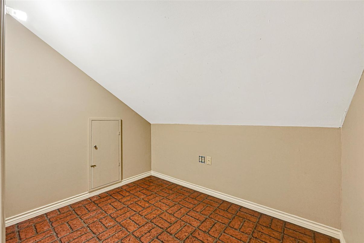 Empty room, Interior