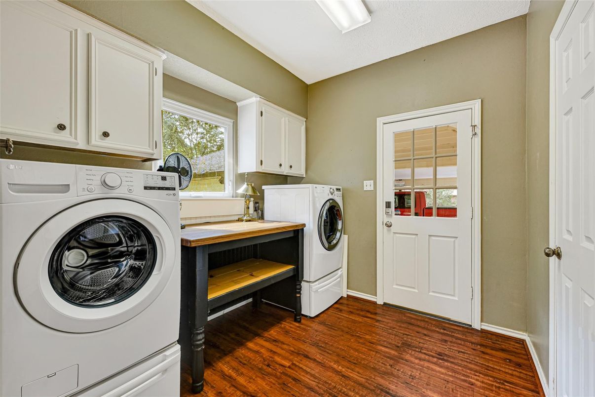 Interior, Washer, Wood Texture Flooring