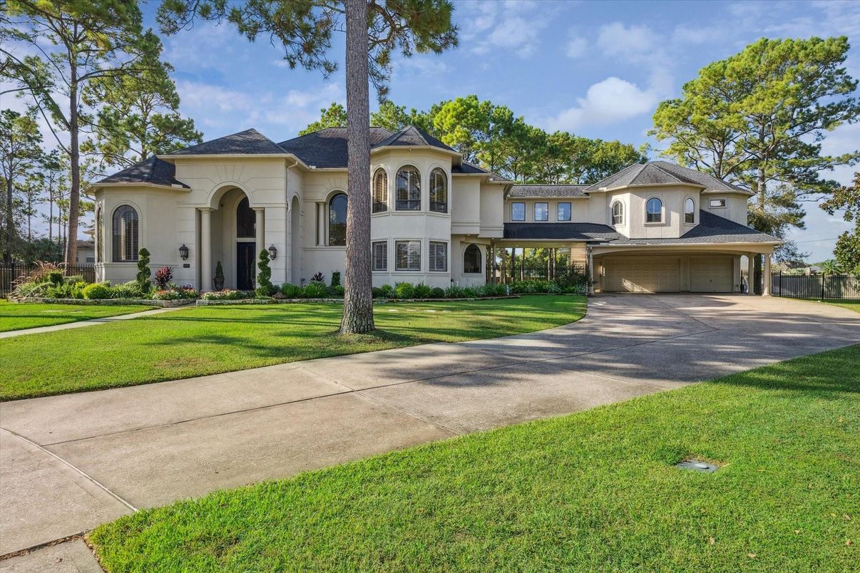 Attached, Backyard, Exterior, Facade, French Provincial