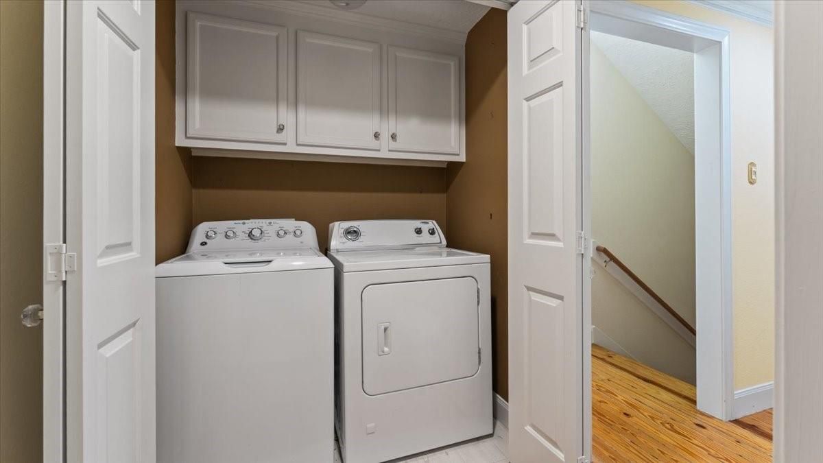 Interior, Utility Closets, Washer, Wood Texture Flooring