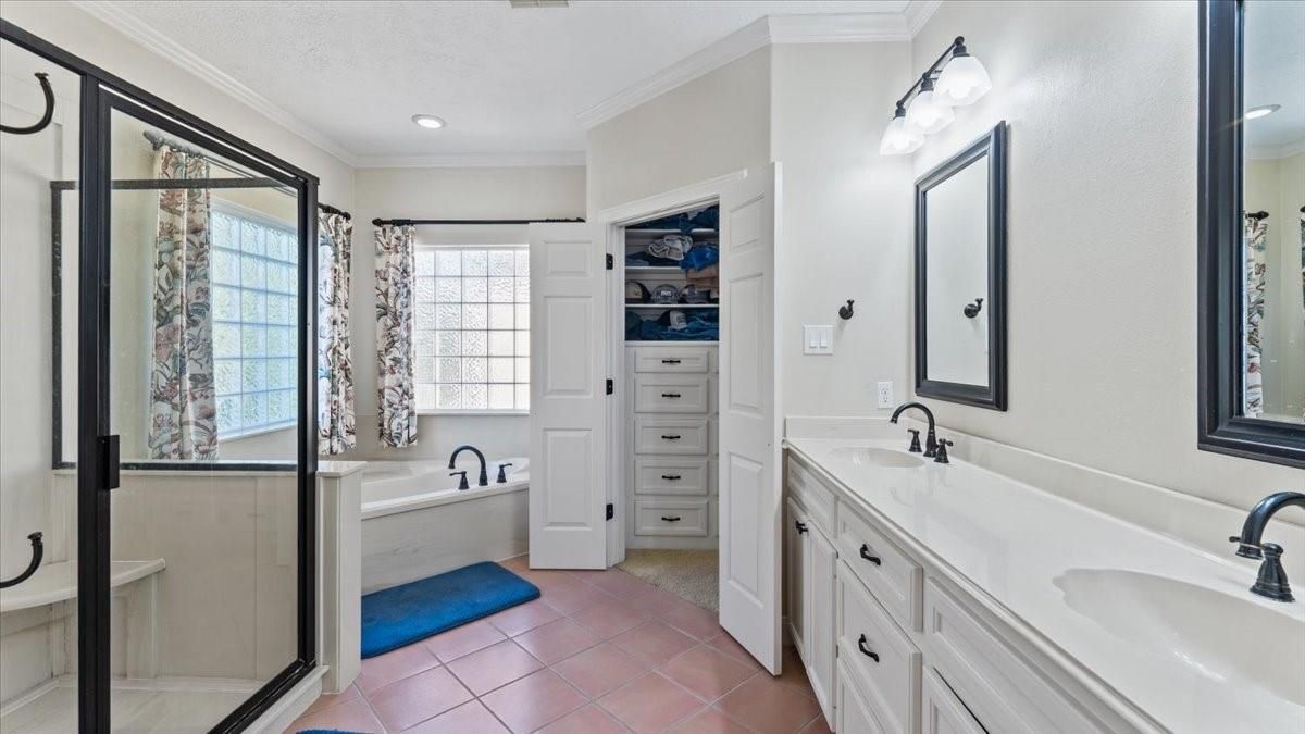 Bathroom, Dual Sink Vanities, Interior, Recessed Lighting