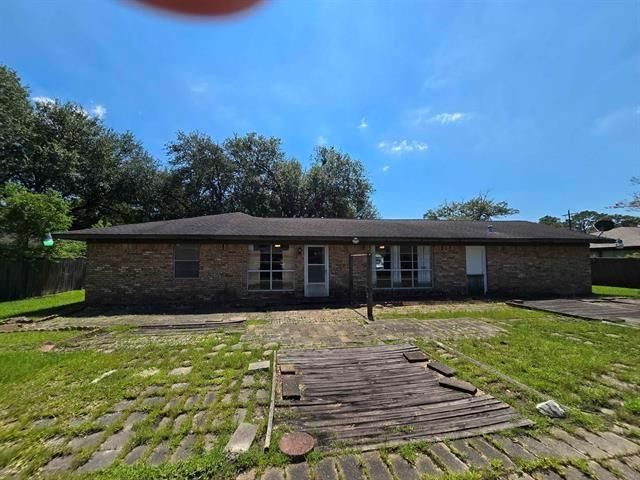 Backyard, Exterior, Facade, Brick Facade, Ranch