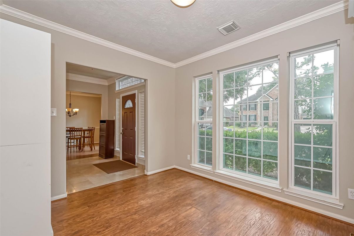 Chandelier, Dining room, Interior, Recessed Lighting, Wood Texture Flooring