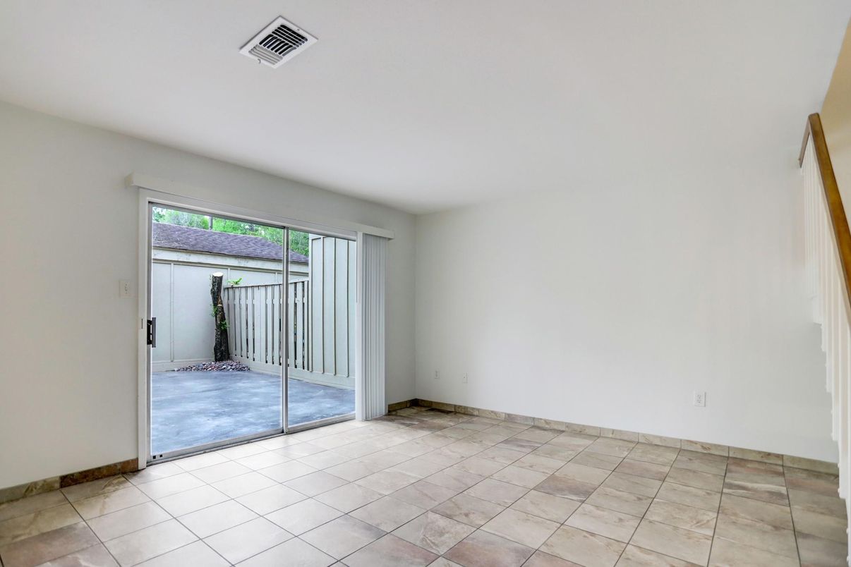 Empty room, Interior