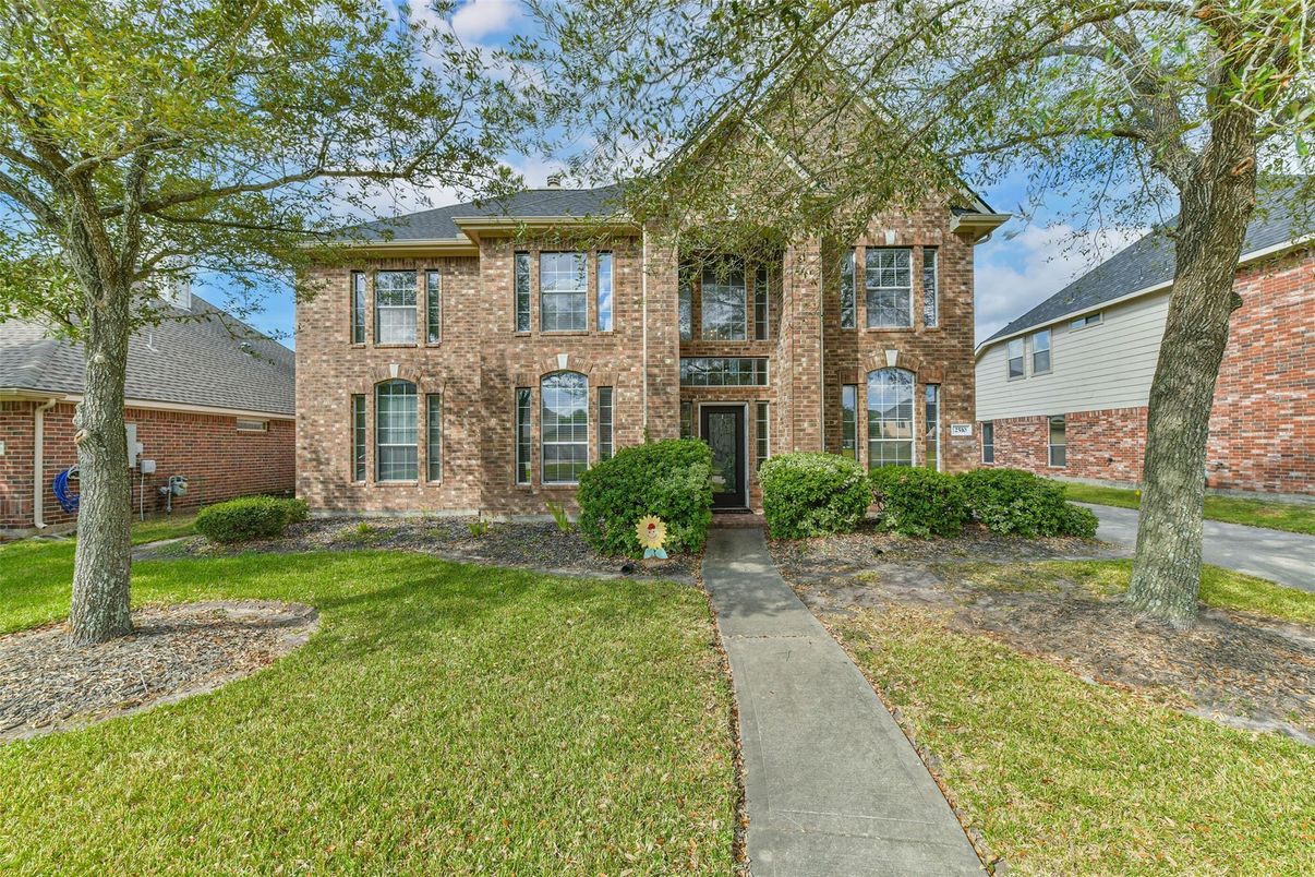 Exterior, Facade, Brick Facade, Georgian