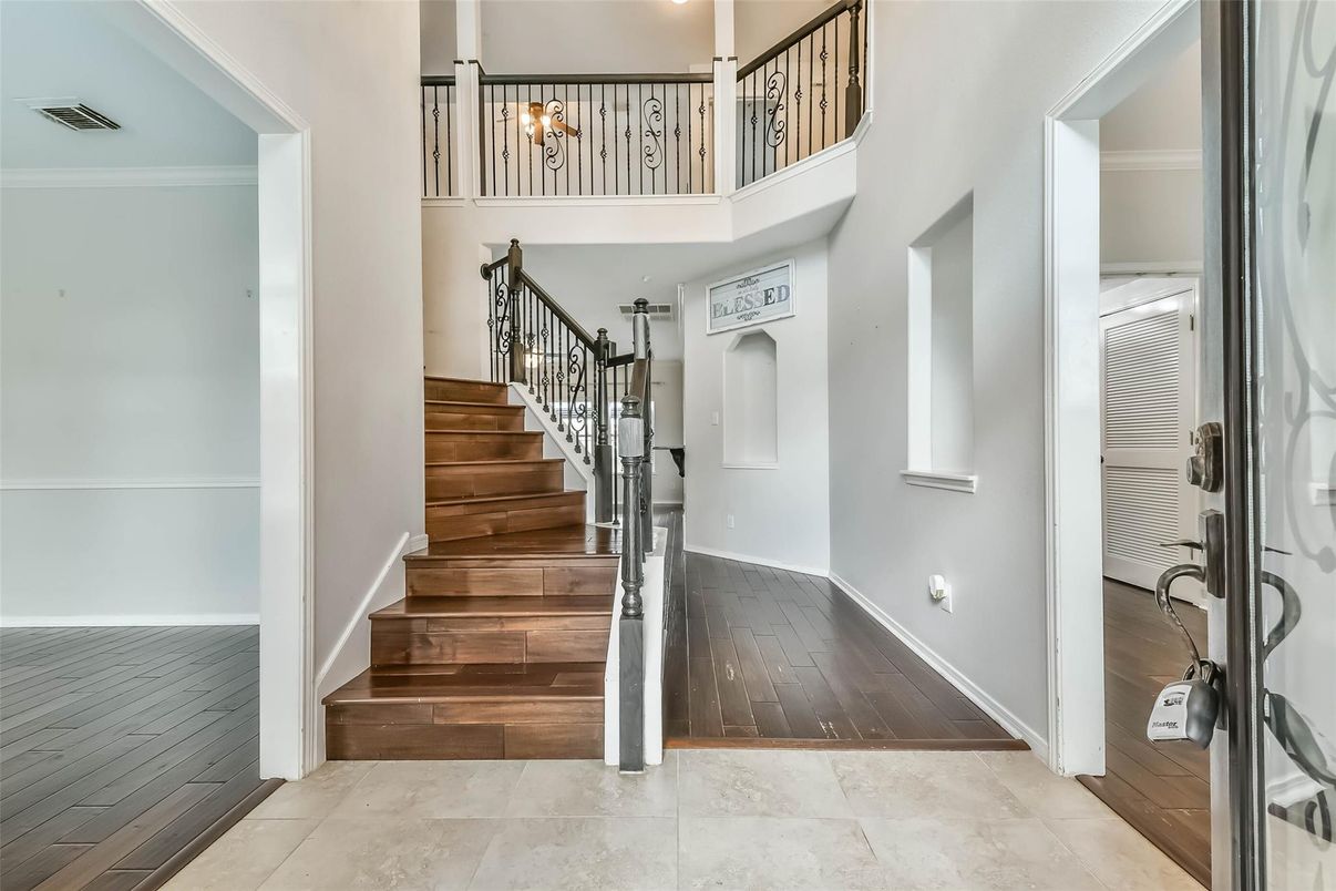Interior, Pendant Lights, Wood Texture Flooring