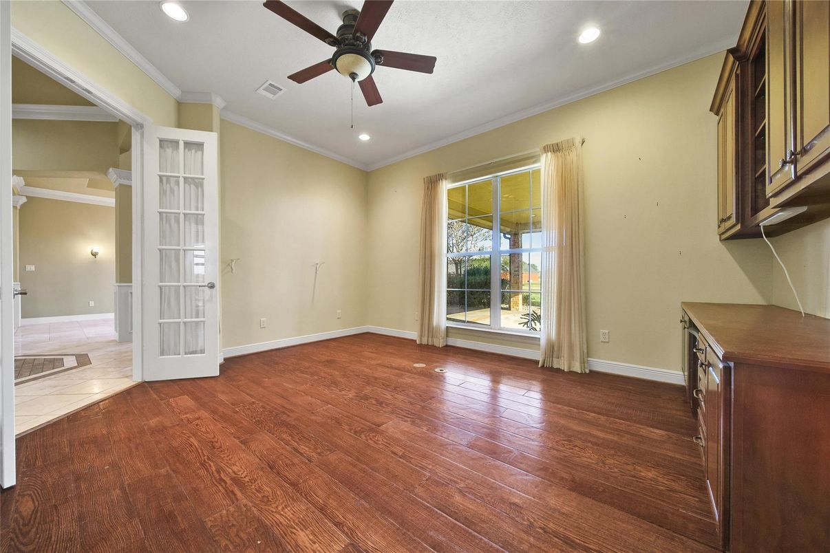 Empty room, Interior, Recessed Lighting, Wood Texture Flooring