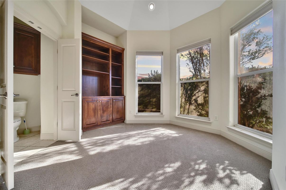 Bathroom, Empty room, Interior, Recessed Lighting