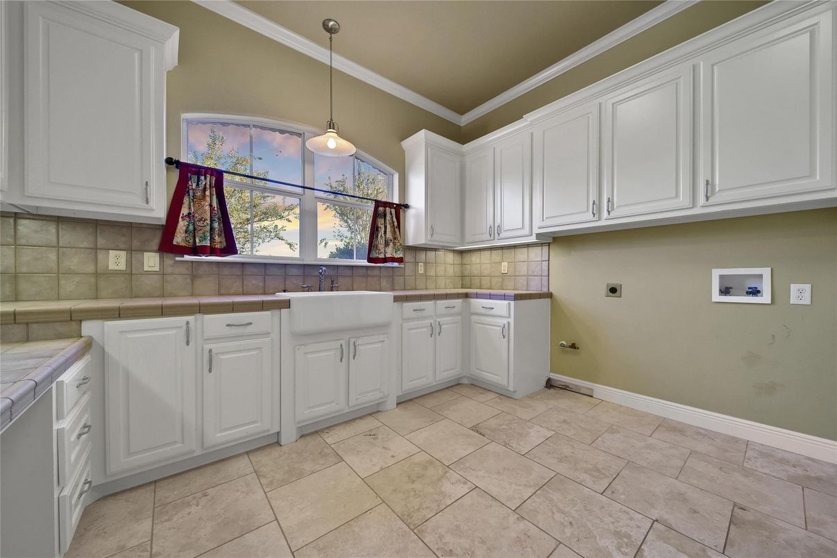 Interior, Kitchen, Pendant Lights, Tile Countertops