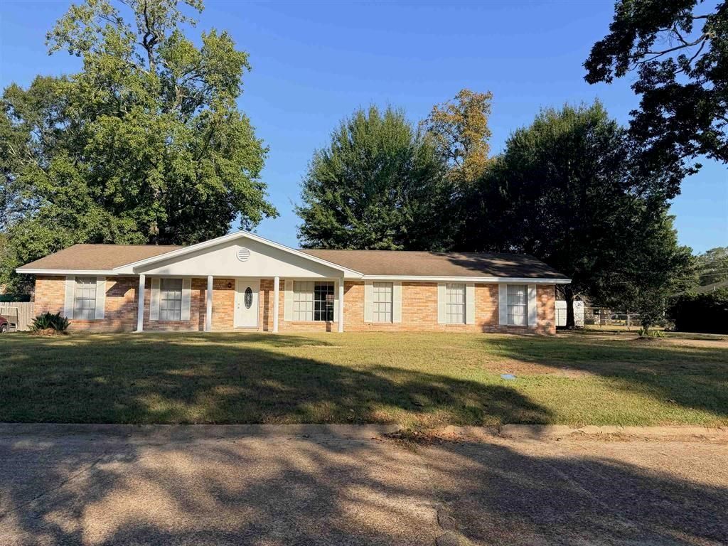 Backyard, Exterior, Facade, Brick Facade, Ranch