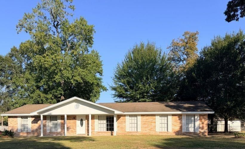 Backyard, Exterior, Facade, Brick Facade, Ranch