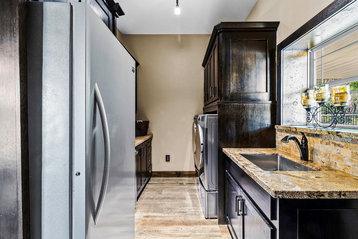Interior, Washer, Wood Texture Flooring