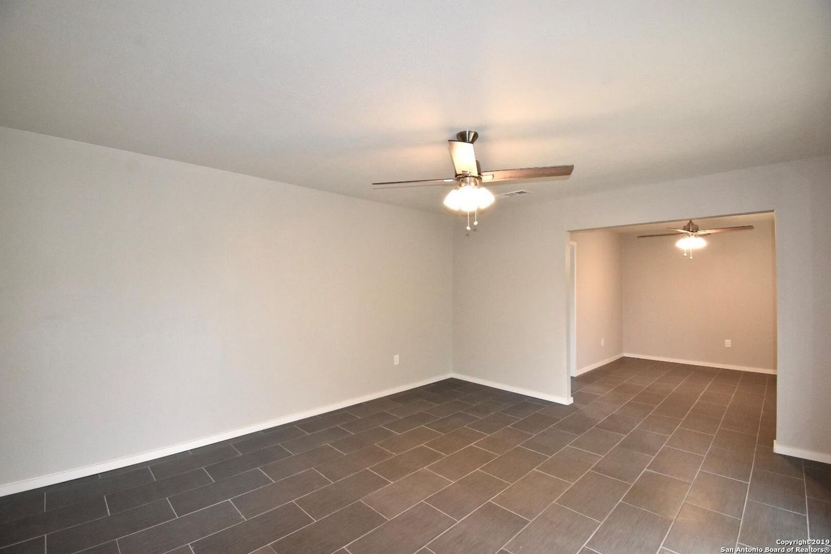 Empty room, Interior