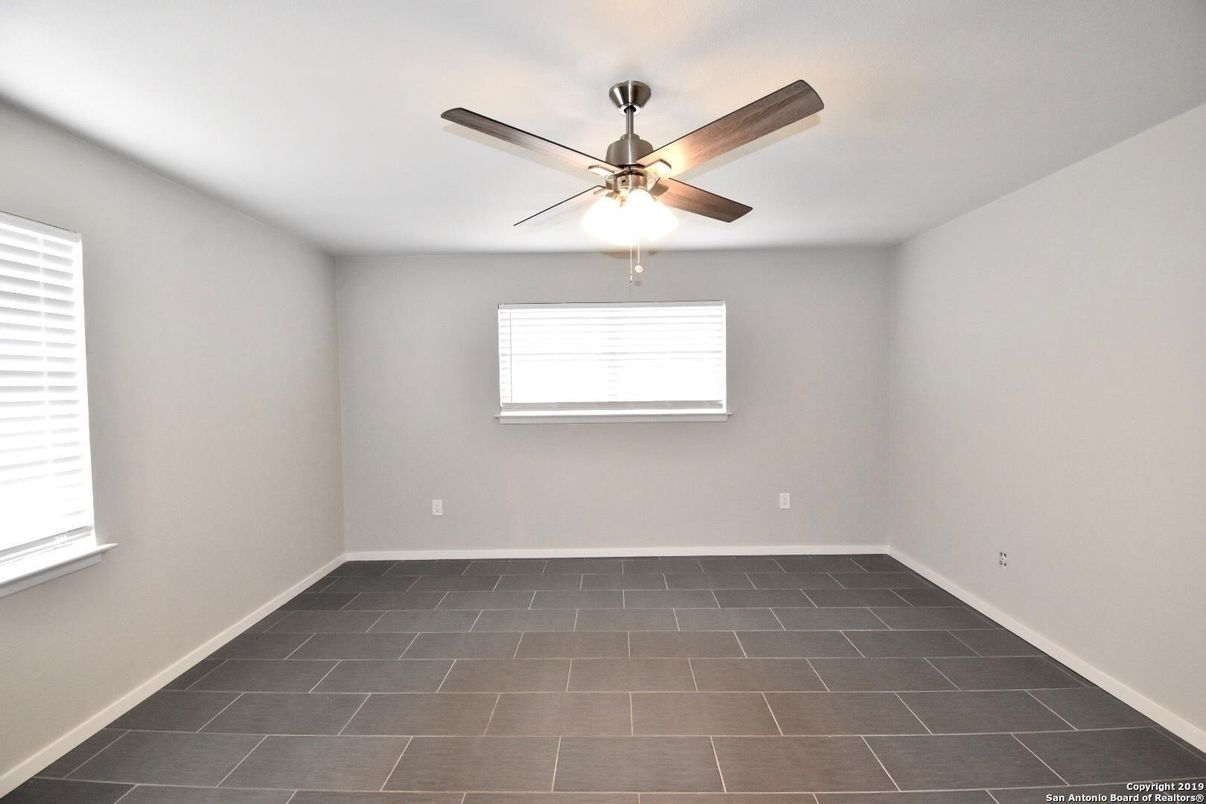 Empty room, Interior