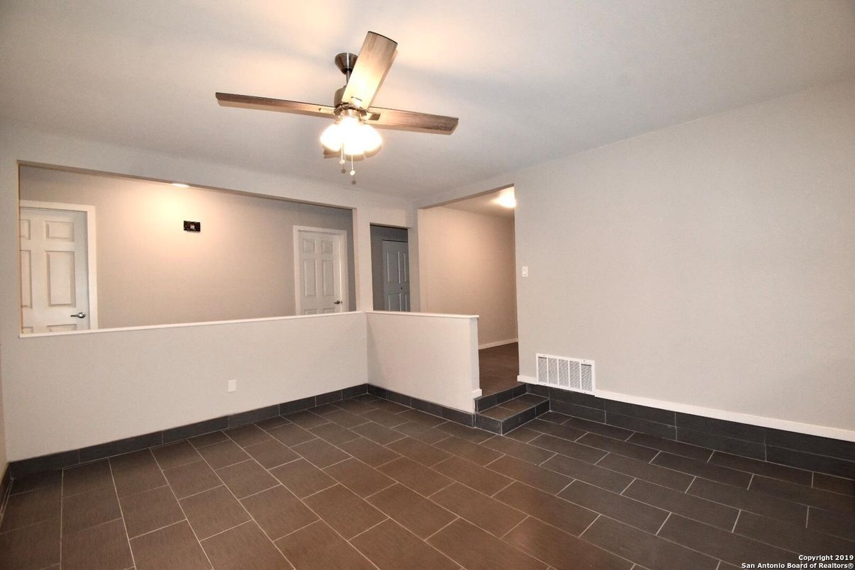 Empty room, Interior