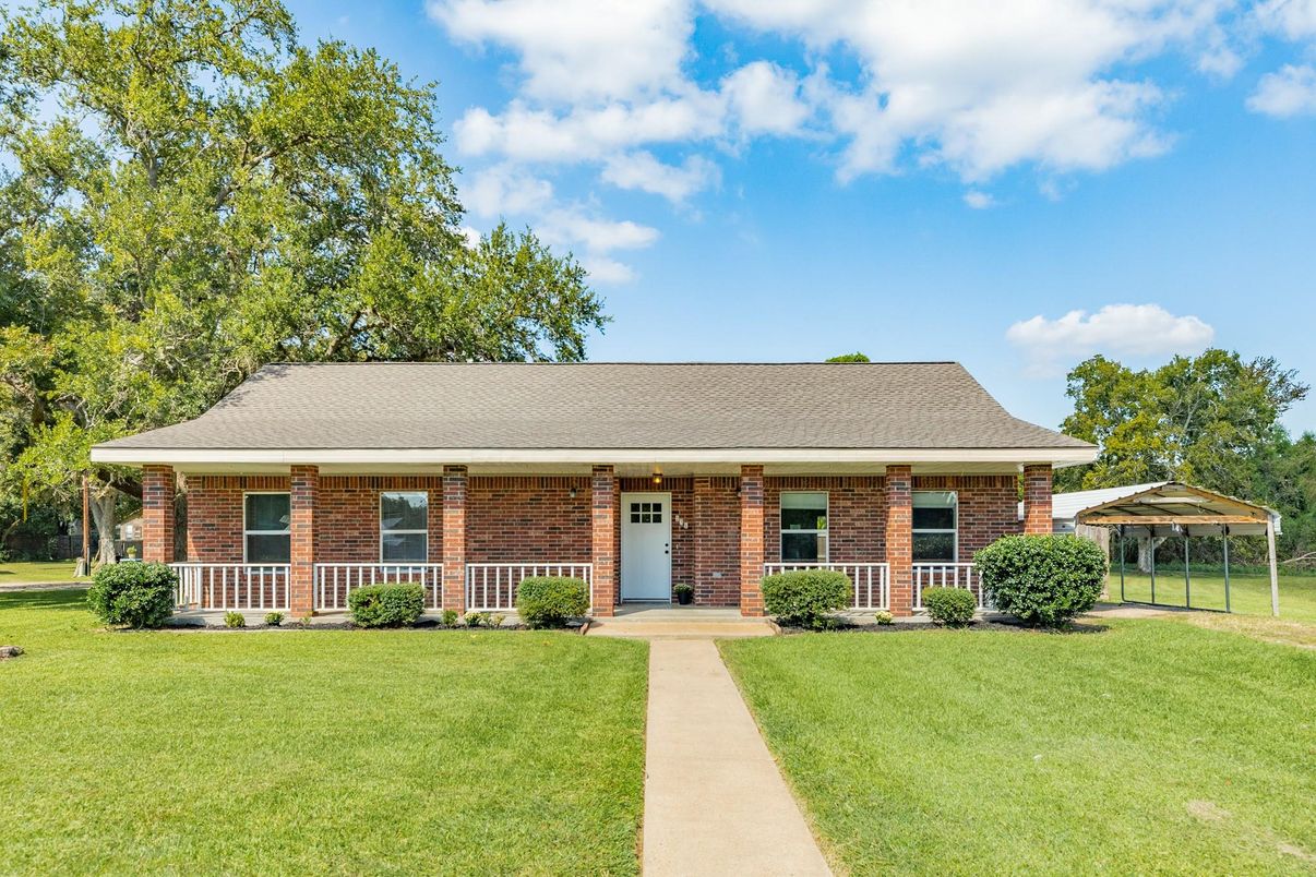 Exterior, Facade, Brick Facade, Ranch