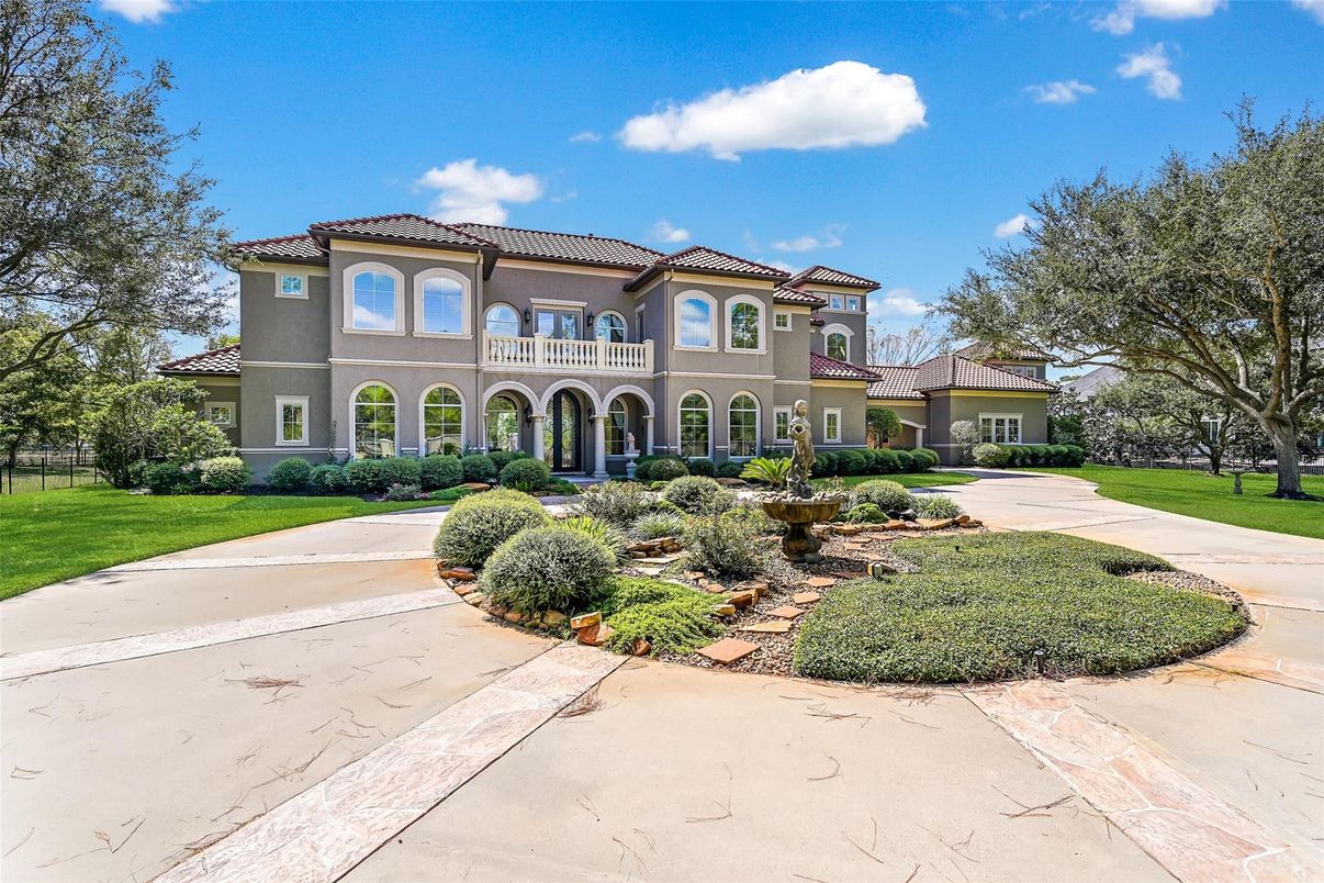 Exterior, Facade, Mediterranean