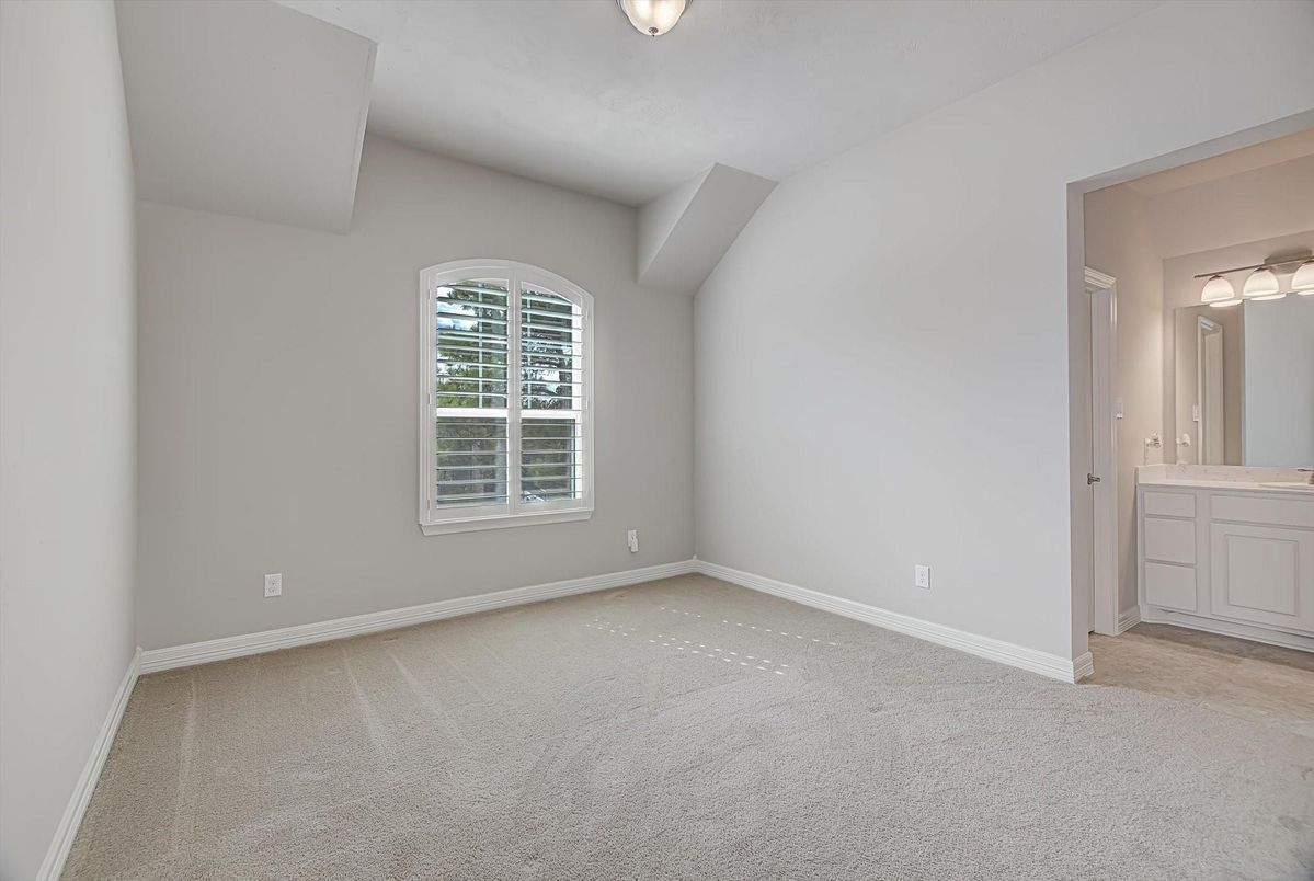 Empty room, Interior