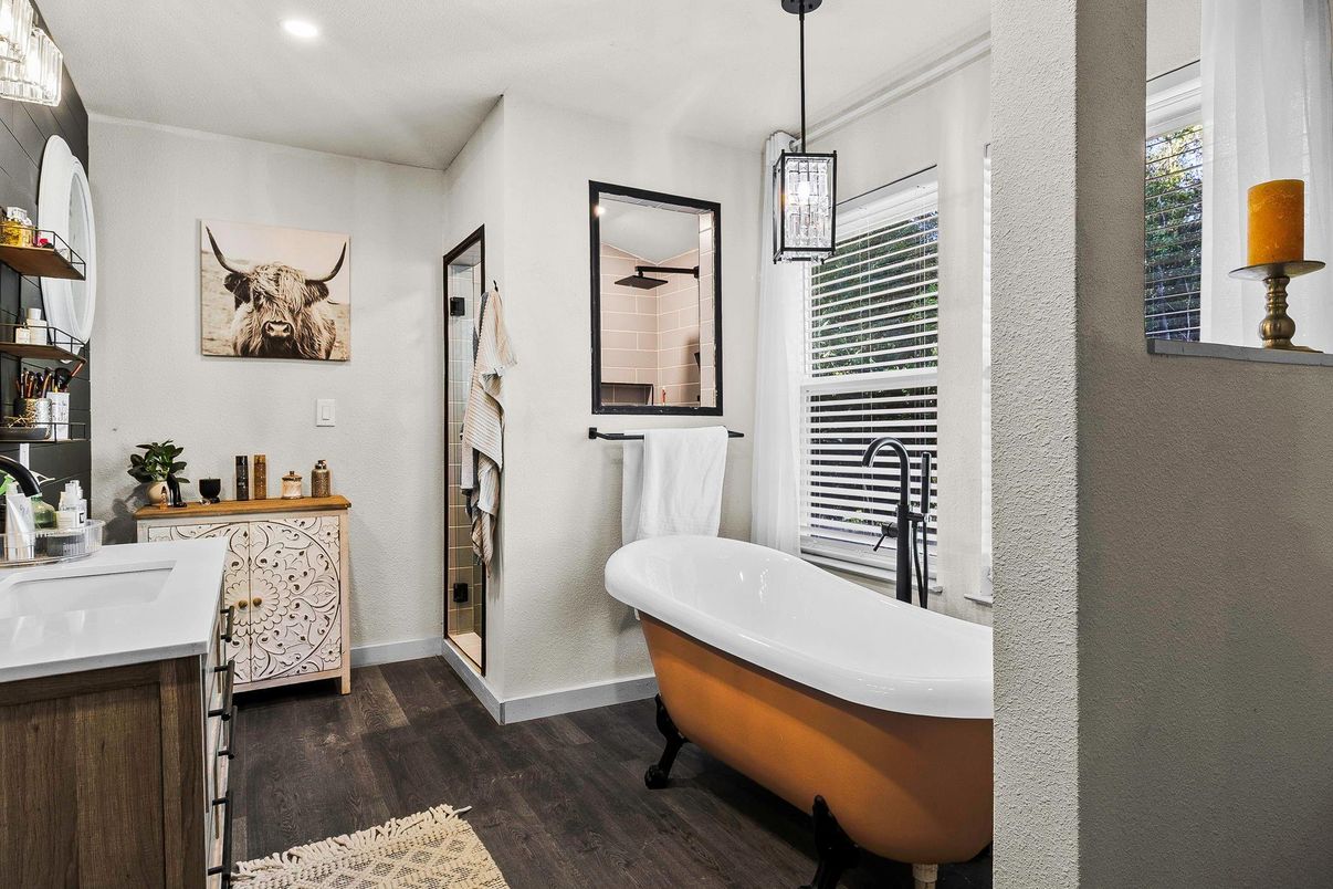 Bathroom, Free Standing Baths, Interior, Pendant Lights, Recessed Lighting, Wood Texture Flooring