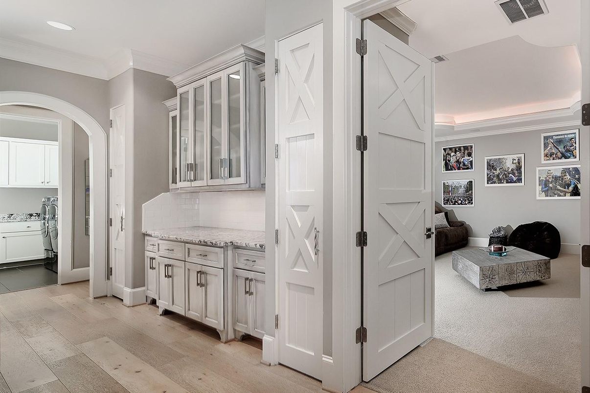 Interior, Recessed Lighting, Washer, Wood Texture Flooring