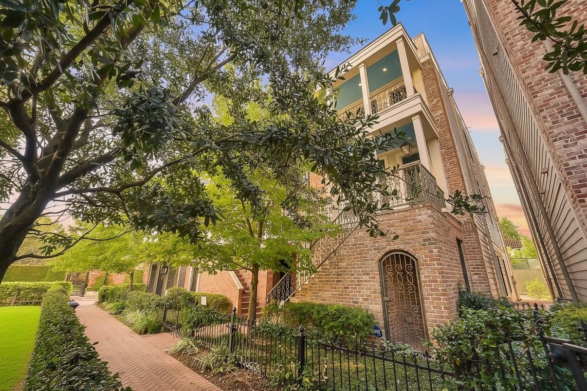 Exterior, Facade, Brick Facade, Rowhouse